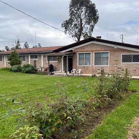 Quito Eco Lodge Airport - B&B 塔巴贝拉 外观 照片